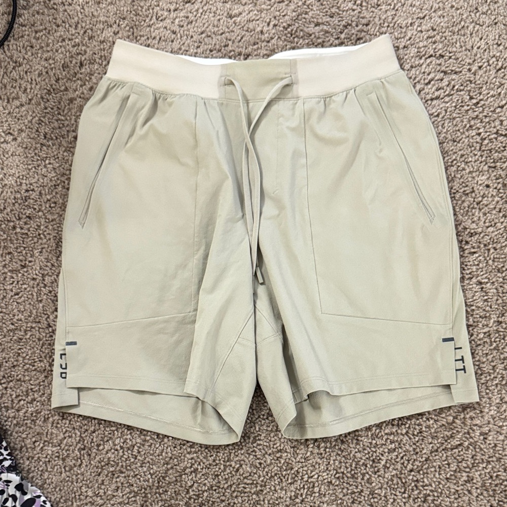 NWOT. Men's Lululemon License to Train Shorts, 7 in, Size Small